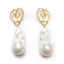 Load image into Gallery viewer, 18kt Gold &#39;Endless Love&#39; Baroque Pearl Earring