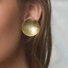 Load image into Gallery viewer, 18 kt Gold Ocean Wave Disk Earring